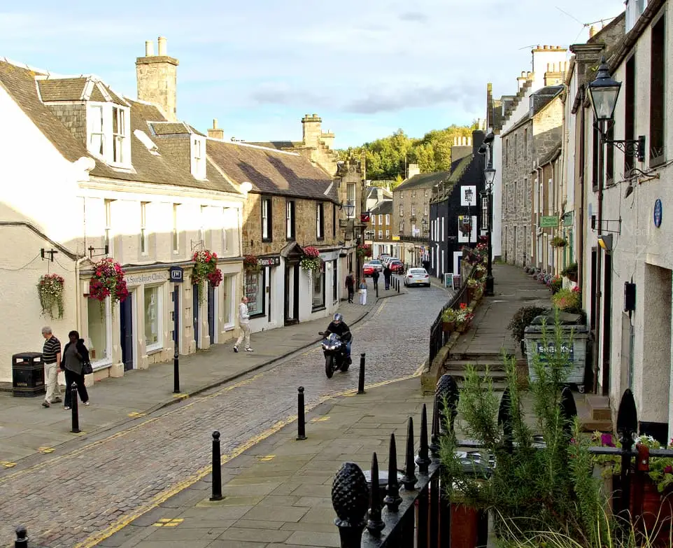 High quality public realm enhancing the historic character of Queensferry High Street.
